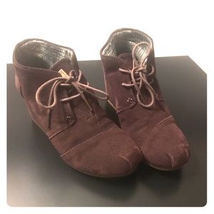 Comfy AF W8 TOMS Brown Suede Desert Wedges